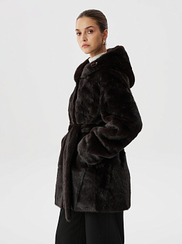 Шуба из эко-норки оттенка темный баклажан с капюшоном и поясом Шуба из эко-норки оттенка темный баклажан с капюшоном и поясом