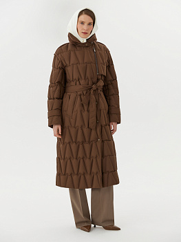 Пуховик с тиснением и воротником-стойкой в коричневом цвете