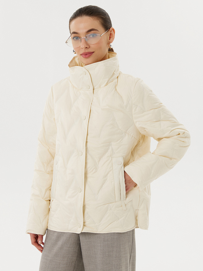 Легкая пуховая куртка белого цвета с воротником-стойкой