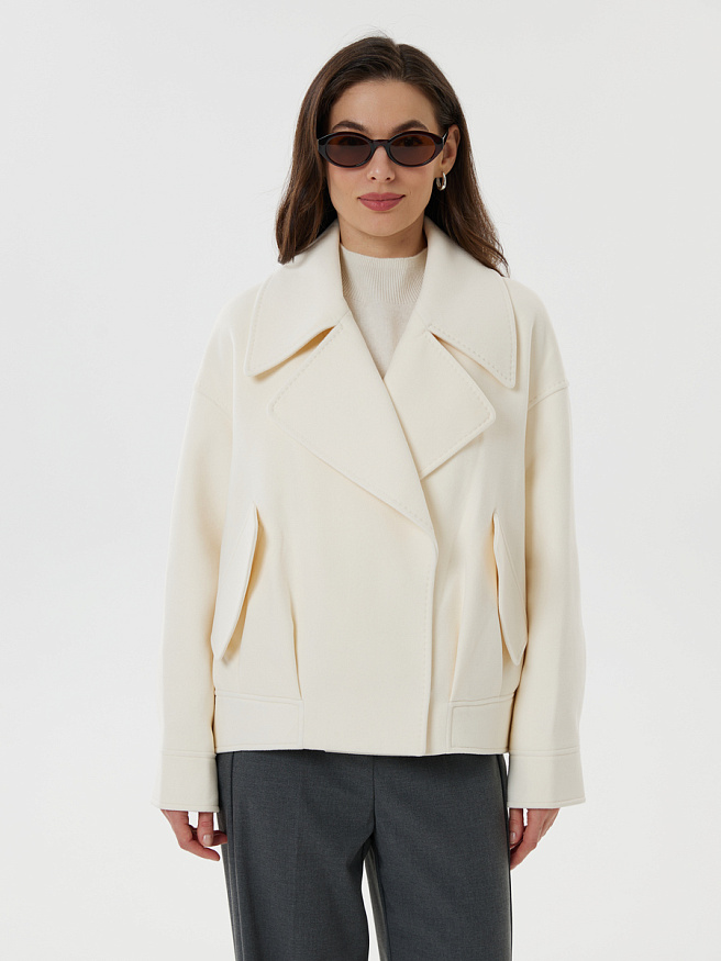 Шерстяное пальто-бомбер белого цвета со спущенным рукавом