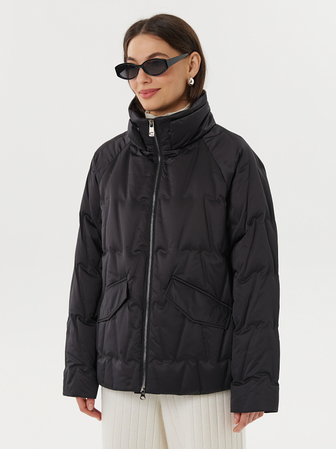 Легкая пуховая куртка черного цвета с воротником-стойкой на молнии