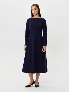 Приталенное платье из фактурного трикотажа