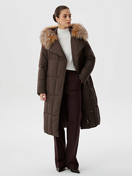 Элегантный пуховик средней длины с капюшоном и натуральным мехом  в шоколадном цвете