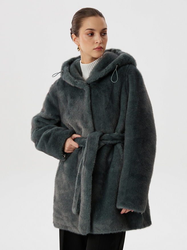 Шуба из эко-норки в нефритовом цвете с капюшоном и поясом