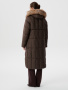 Элегантный пуховик средней длины с капюшоном и натуральным мехом  в шоколадном цвете 1.10.4-9-5 (Коричневый)
