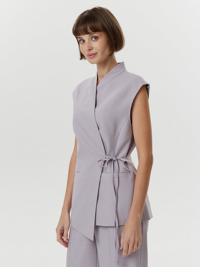 Жилет с асимметричной застежкой и V-образным вырезом