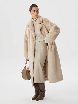 Шуба из эко-меха с поясом и английским воротником в бежевом цвете Шуба из эко-меха с поясом и английским воротником в бежевом цвете
