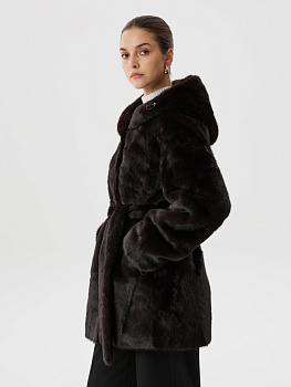 Шуба из эко-норки оттенка темный баклажан с капюшоном и поясом