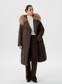 Элегантный пуховик средней длины с капюшоном и натуральным мехом  в шоколадном цвете