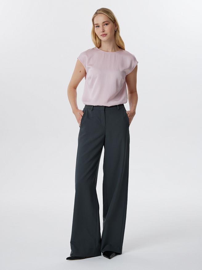 Брюки с разрезами в рельефах