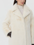 Меховое пальто молочного цвета с поясом 53070 Белый