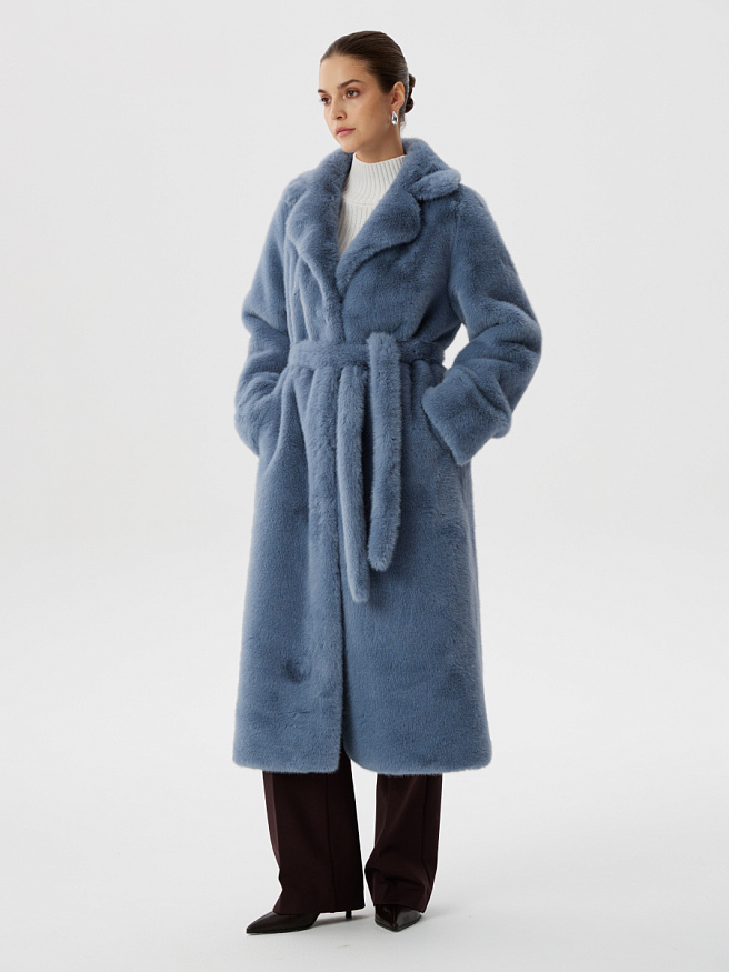 Шуба из эко-меха с поясом и английским воротником в небесно-голубом цвете