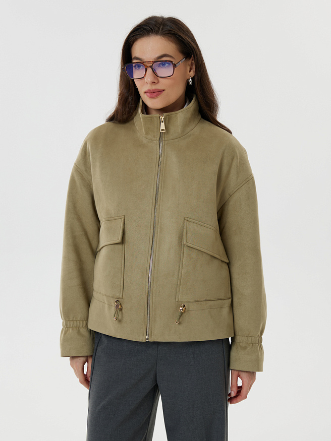 Укороченная куртка-бомбер из эко-замши благородного зеленого оттенка с кулиской
