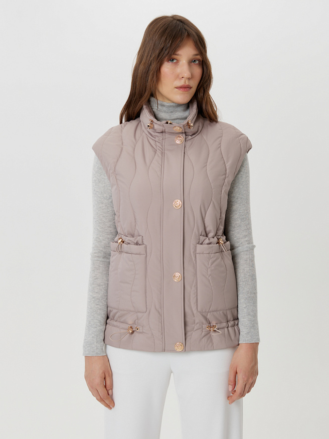 Жилет из плащевой ткани с накладными карманами