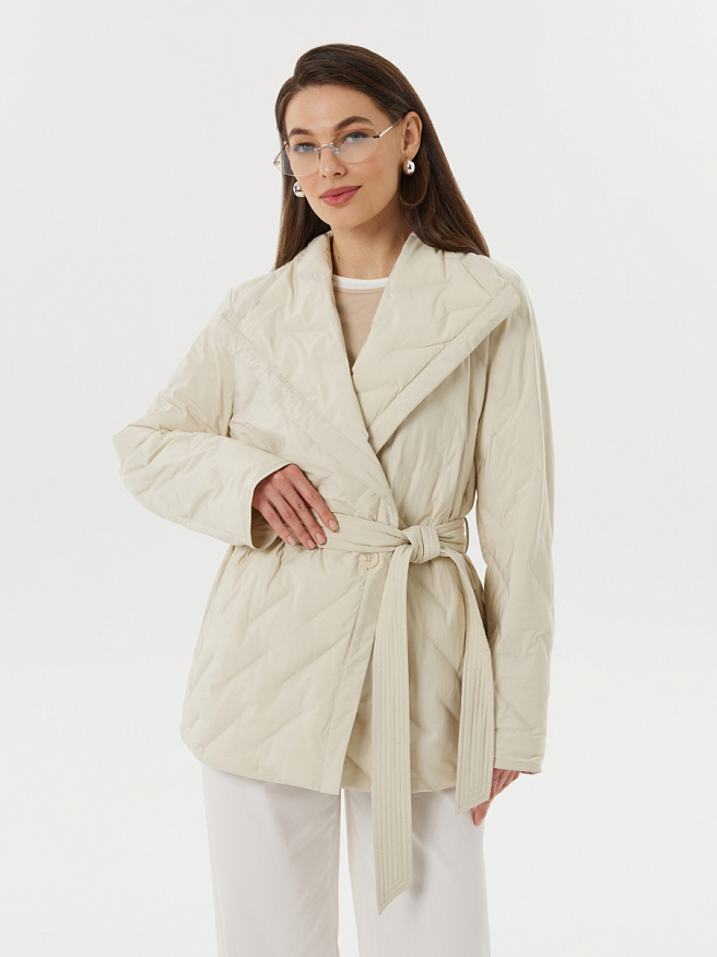 Стеганая куртка молочного оттенка с воротником-стойкой