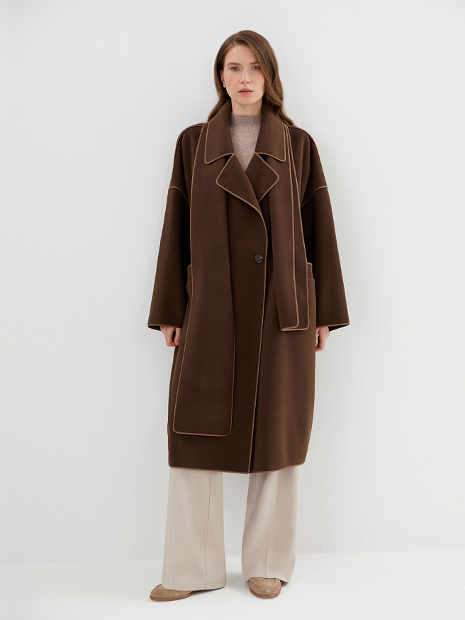 Пальто свободного кроя с акцентной отделкой и шарфом