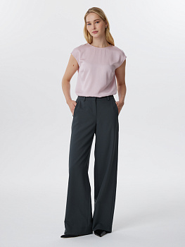 Брюки с разрезами в рельефах