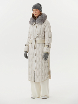 Премиальный пуховик с мехом песца и тиснением в молочном цвете Премиальный пуховик с мехом песца и тиснением в молочном цвете