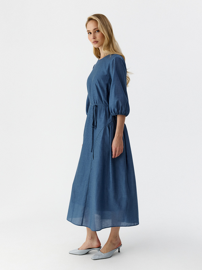 Платье с фигурными рельефами