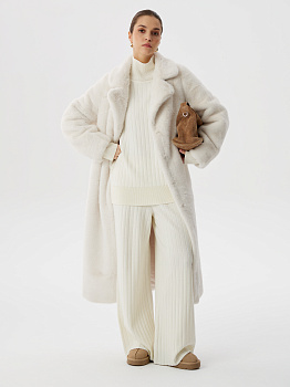 Шуба из эко-меха с поясом и английским воротником в молочном цвете
