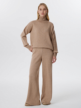 Вязаный костюм из трикотажа с шерстью